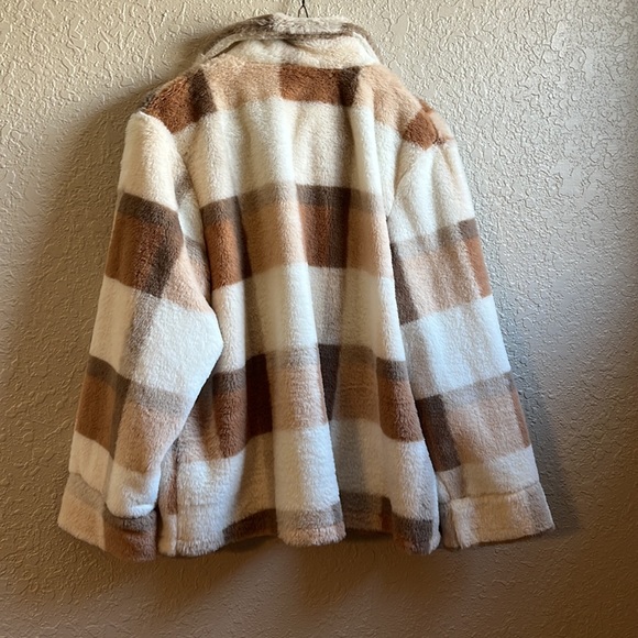 Soft faux fur jacket - Picture 2 of 2